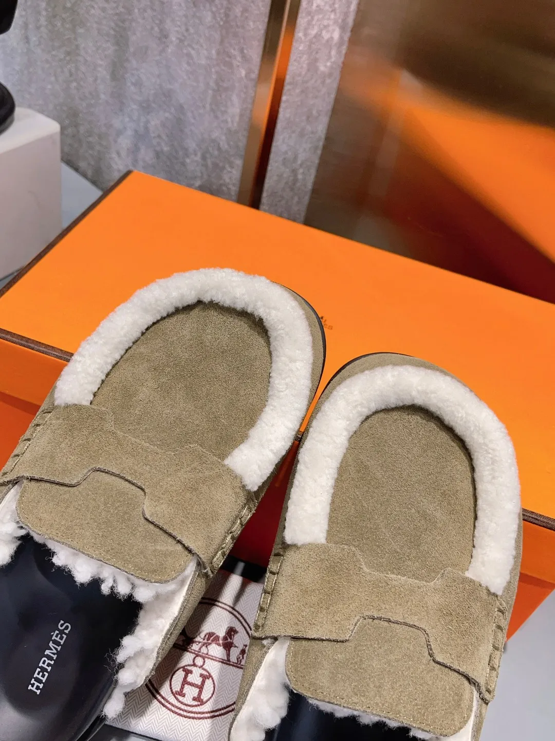 [H Family Hermès] P: 520💰 Size: Male 39-44 (45 customized) Female 35-40 (41 customized) HERMES Hermès top luxury version HERMES Hermès cute half-drag.  Jindian’s family language design! It looks good no matter how you match it! Casual and high-end feeling. The comfort is also great. Paired with various colorful socks, it gives a trendy and high-end feeling. The top version of real wool is high quality. ●Upper: imported cow suede. ●Inner: imported sheepskin. ●Foot pads: imported mixed sheepskin.